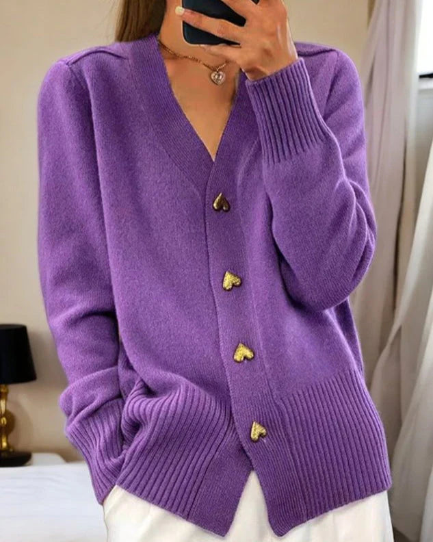 Elise | ELEGANTE STRICKJACKE MIT HERZFORMIGEN KNÖPFEN